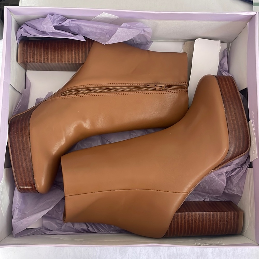 New Unworn Madden Girl Autumn Latte Platform Boots 7.5